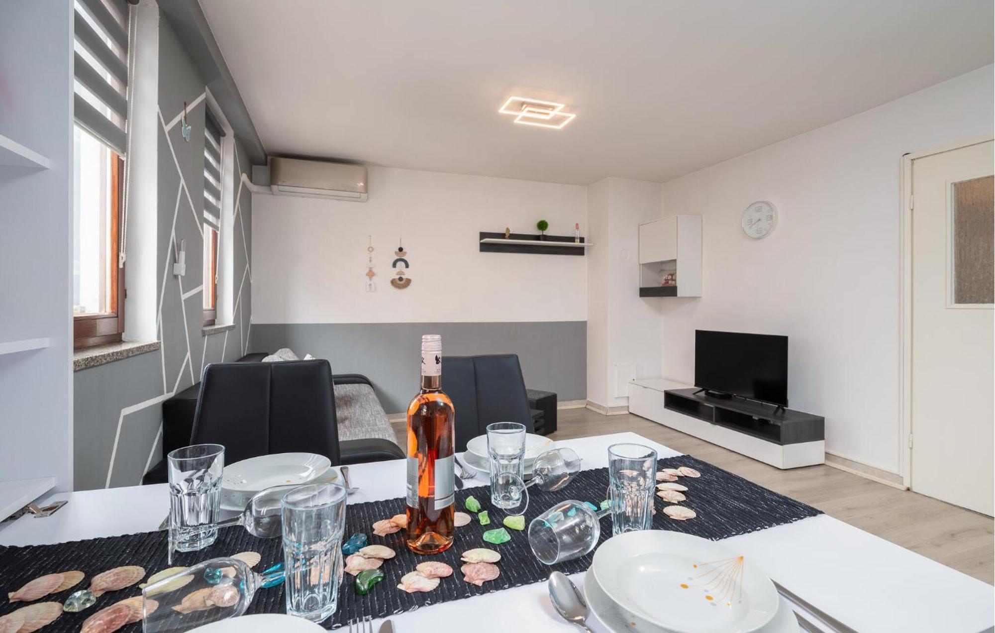 Apartment 2 Bedroom Gorgeous In