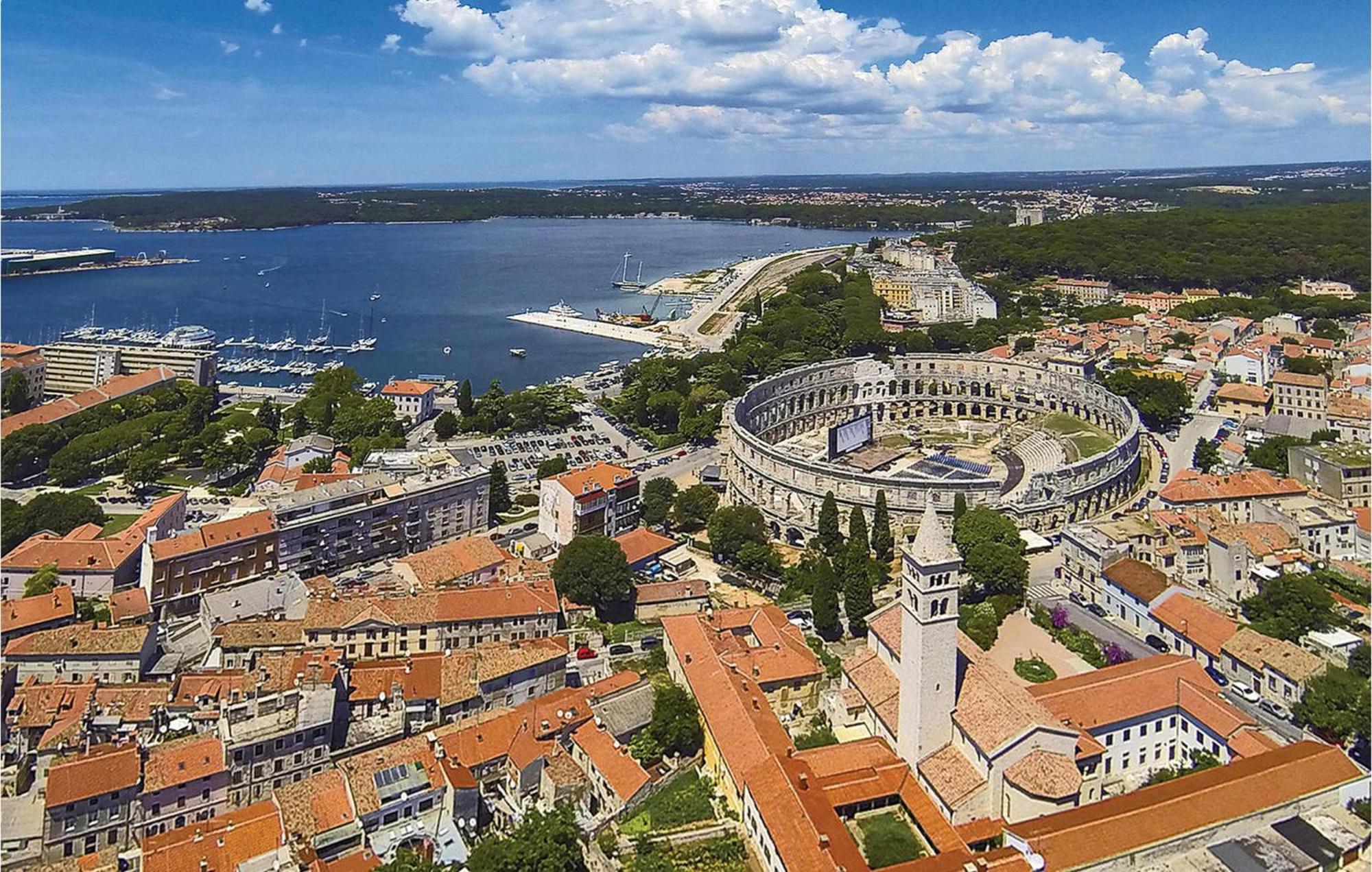 Apartment 2 Bedroom Gorgeous In Pula